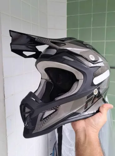 Capacete com apenas 2 meses de uso