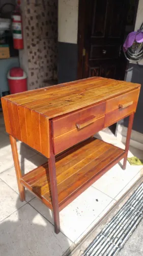 Mesa em madeira maciça, com duas gavetas vintage 