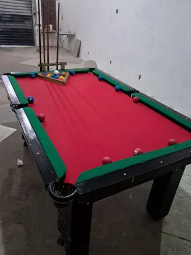 Mesa de sinuca em otimo estado