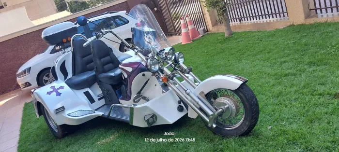 Vendo um lindo triciclo. 
