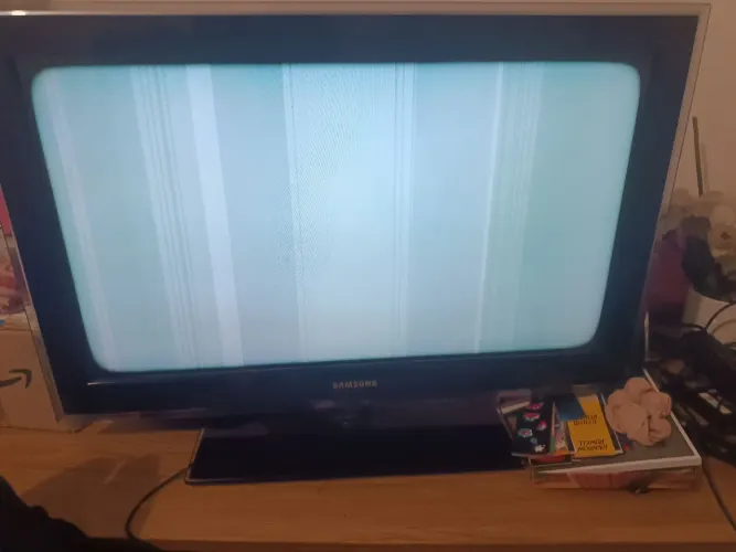 Tv 32 smart polegadas com avarias pra retirar peça Samsung sem controle mas tem a base