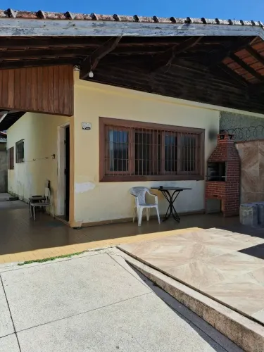 Casa para temporada de praia perto do mar com garagem e churrasqueira