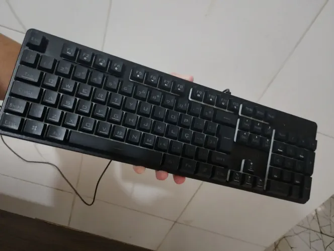 Teclado Gamer Redragon Netherbane RGB Silencioso e Confortável