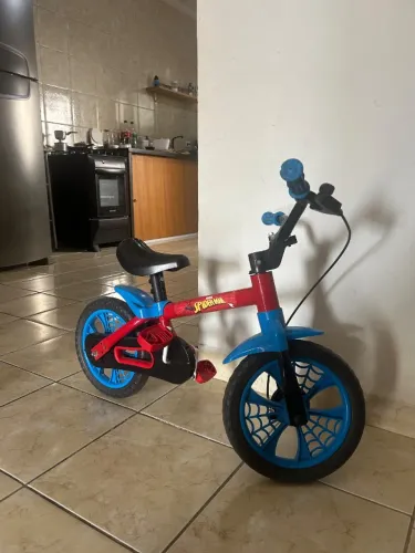Bicicleta infantil homem-aranha