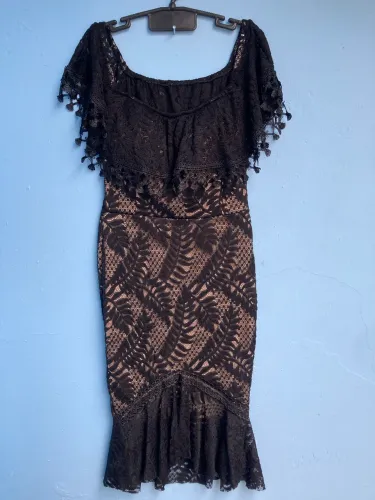 Vestido Rendado Preto com Fundo Bege, Tam M (Novo)