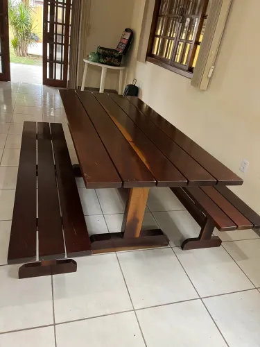 Mesa em madeira com bancos 