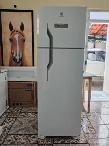 Geladeira Eletrolux duplex frost free painel touch digital Semi-nova , Top.