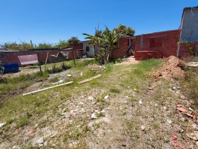Terreno à venda com casa por terminar no Hibisco, Vila verde 33.000