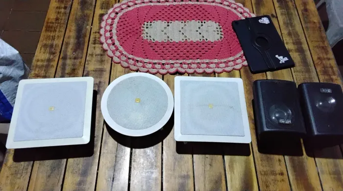 Caixas de som e de embutir JBL