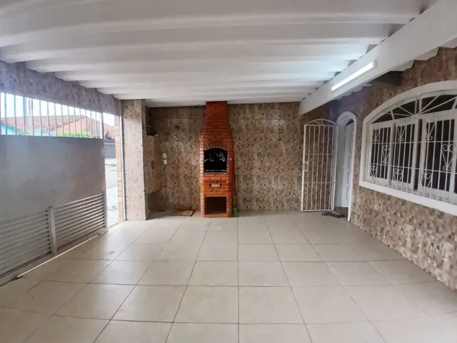 Sobrado para aluguel possui 98 metros quadrados com 2 quartos em Tupi - Praia Grande - SP