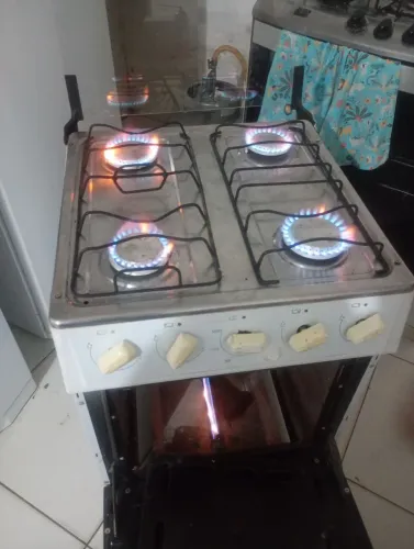 Fogão de 4 bocas em bom estado funcionando normalmente