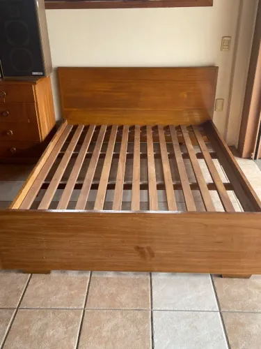 Cama de casal em madeira maciça medindo 196cm por 164cm estrado medindo 191cm por 146cm