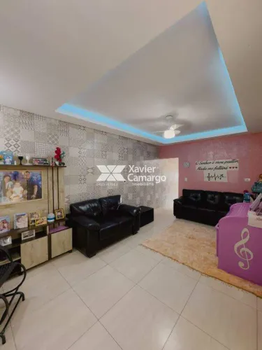 Casa a venda com 2 dormitórios no bairro Novo Jardim Wenzel.