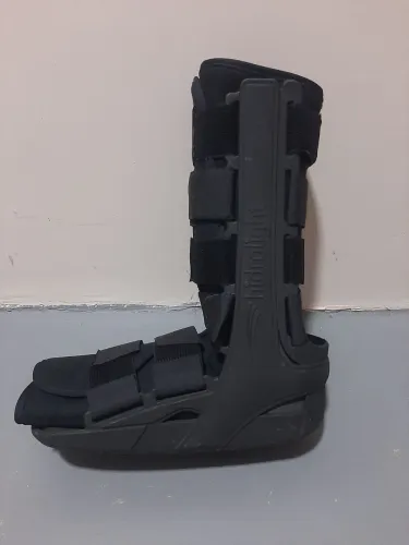 Vendo uma bota ortopédica G e um par de moletas semi-novos valor 270 reais