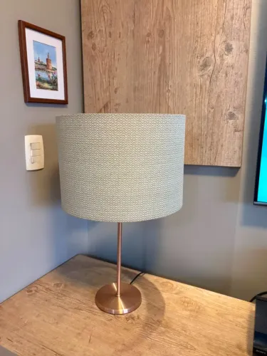 Abajur de Mesa Decorativo Cobre Rose Gold com Cúpula em Tecido Nude