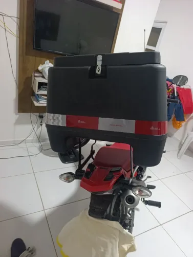 Vendo baú de 80 litros mais suporte da moto Bros