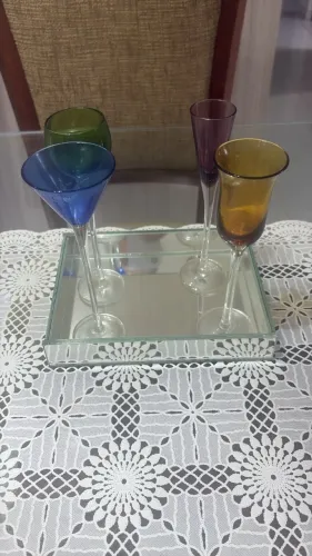 Bandeira espelhadas com taças