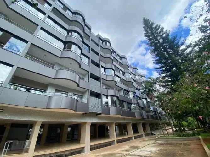 SQN 111 - Reformadíssimo - Vista Livre - Localização Excepcional!