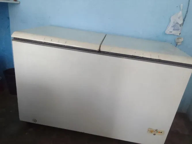 VENDE-SE UMA FREEZER