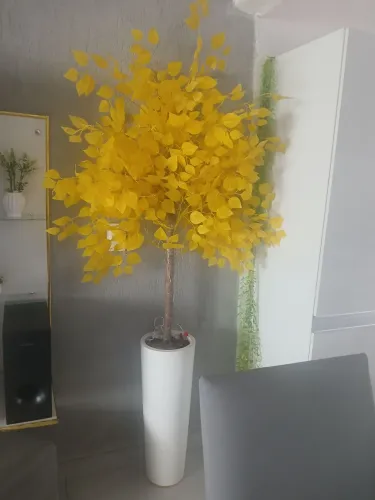 Planta artificial amarela