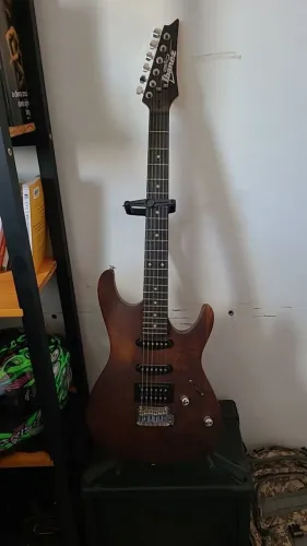 Guitarra Ibanez Gio + Brindes KIT Corda Ernie Ball e Interface Behringer