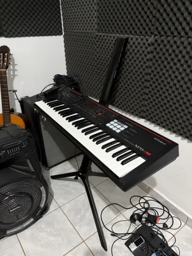 Teclado Sintetizador Preto Roland XPS-30 com Bag e Suporte Stay