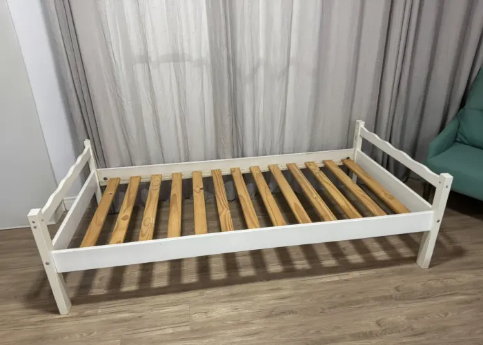 Cama solteiro em madeira - Casa Tema
