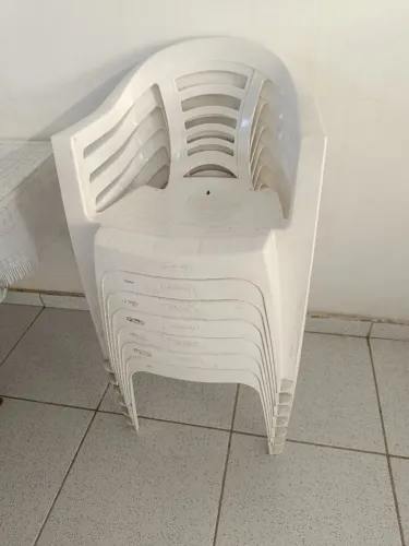 Cadeiras de plástico com braço 
