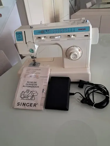 Máquina de costura singer facilita 49