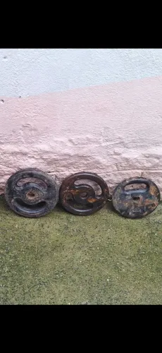 1 anilha de 10kg e duas de 5kg