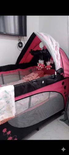 Vendo berço  camping.         Vai com os mobiles funcionando 
