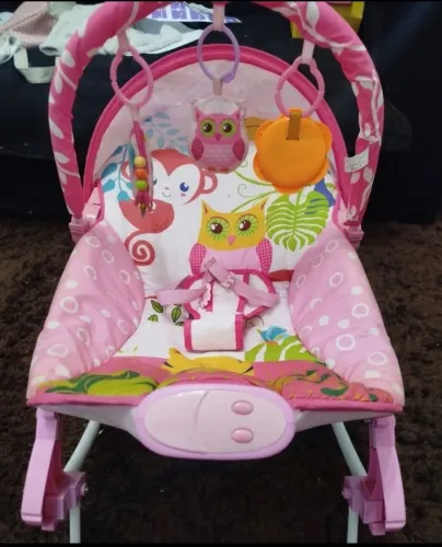 Cadeirinha vibra e toca