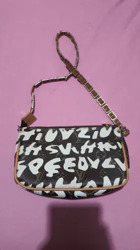 Bolsa de ombro imita LV logo