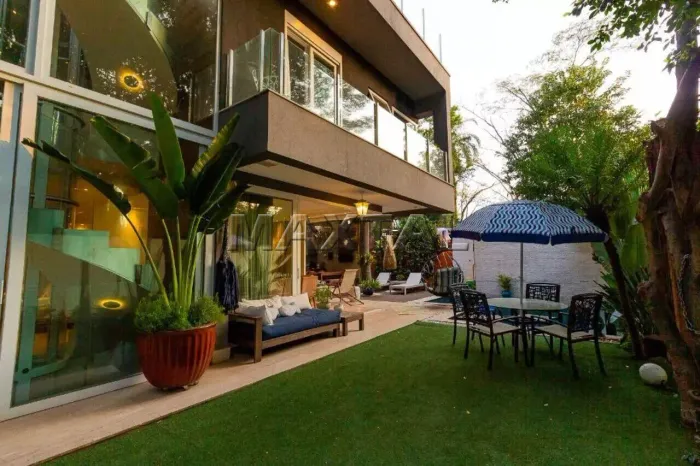 Casa de Condomínio à Venda, 790m² de área útil, 4 suítes, 6 banheiros e 6 vagas, no Tucuru