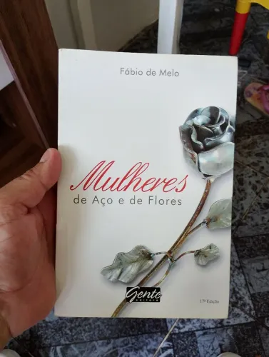 Livro mulheres de aço e de flores
