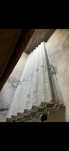 Vende-se 9 telhas de 3,60m e janelas de madeira