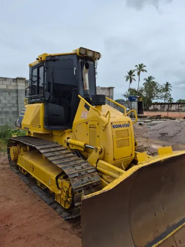 Trator de esteiras Komatsu D51 ano 2010 com 8400 horas originais 