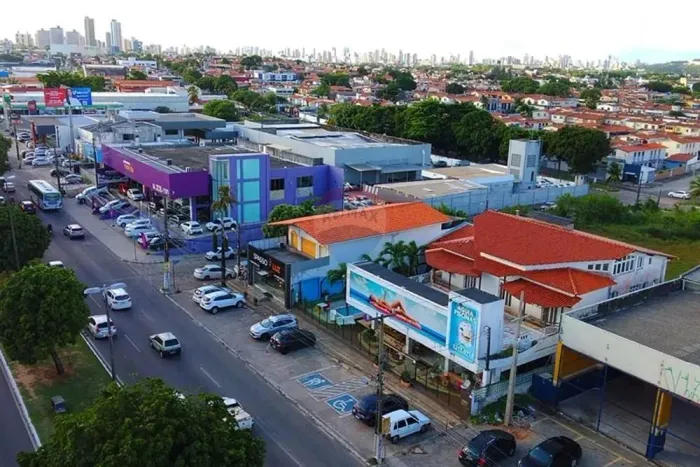 Esquina comercial visionária na Av. Engenheiro Roberto Freire disponível para venda!!!!