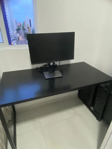 Mesa para escritório na cor preta estilo industrial