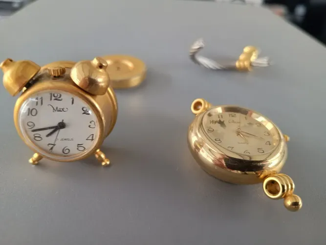 Vendo um relógio de bolso e um mini despertador, um automático e o outro a pilha. Leia.