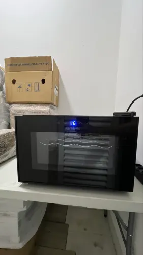 Adega 8 Garrafas - Britânia- Preto- Modelo BAD08P-  127W 