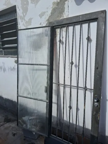 Porta de ferro, com grade e vidro - Vila Formosa ZL