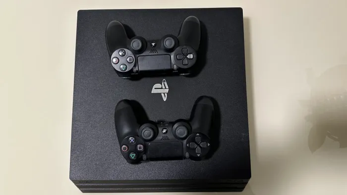 PlayStation 4 Pro 1TB + 2 Controles Originais + Caixa Original