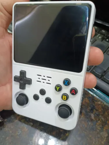 Console portátil R36s com case protetora