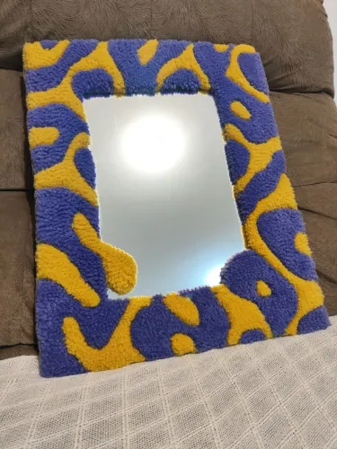 Espelho moldura tufting "fluxo dourado "  37 x 46
