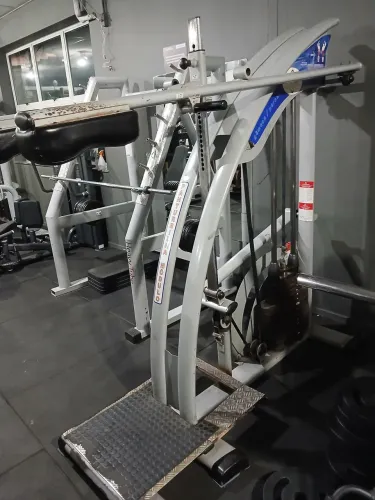 Aparelhagem de musculação.Elevacao Pélvica e Panturrilheira