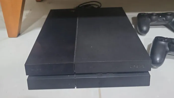 Ps4 500gb - bloqueado - 4 jogos - 2 Controles