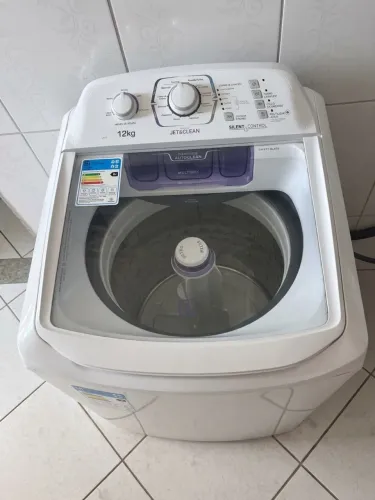 Máquina de lavar Electrolux 12kg cesto inox, Jet&Clean e controle de silêncio