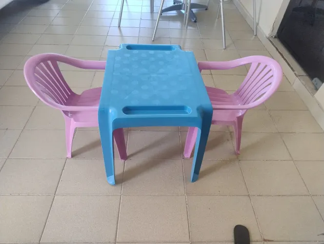 Mesa com cadeira lá infantil