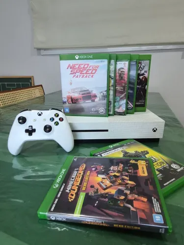XBOX ONE S 1TB  com 1 controle e + 6 Jogos.  